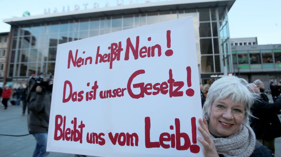 Eine Demonstrantin hält während einer Demonstration nach den sexuellen Übergriffen in der Silvesternacht am 09.01.2016 in Köln (Nordrhein-Westfalen) vor dem Hauptbahnhof ein Schild mit der Aufschrift «Nein heißt Nein! Das ist unser Gesetz! Bleibt uns vom Leib!». 