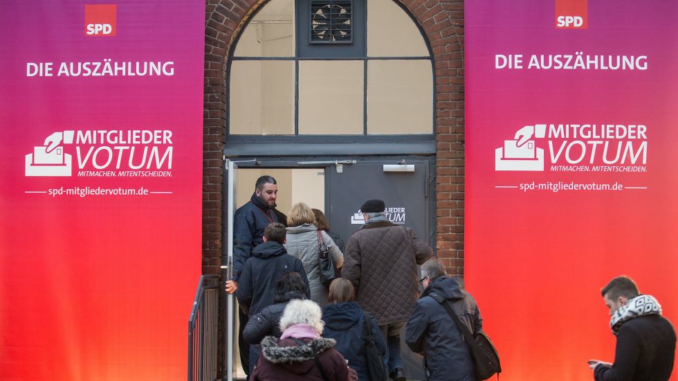 SPD-Mitglieder auf dem Weg zur Auszählung des Mitgliederentscheids