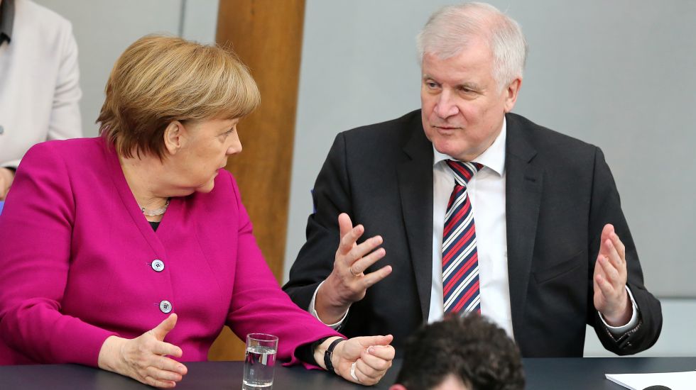 Bundeskanzlerin Angela Merkel (CDU) unterhält sich im Deutschen Bundestag, vor ihrer ersten Regierungserklärung nach ihrer Wiederwahl zur Regierungschefin, mit Horst Seehofer (CSU), Bundesinnenminister.