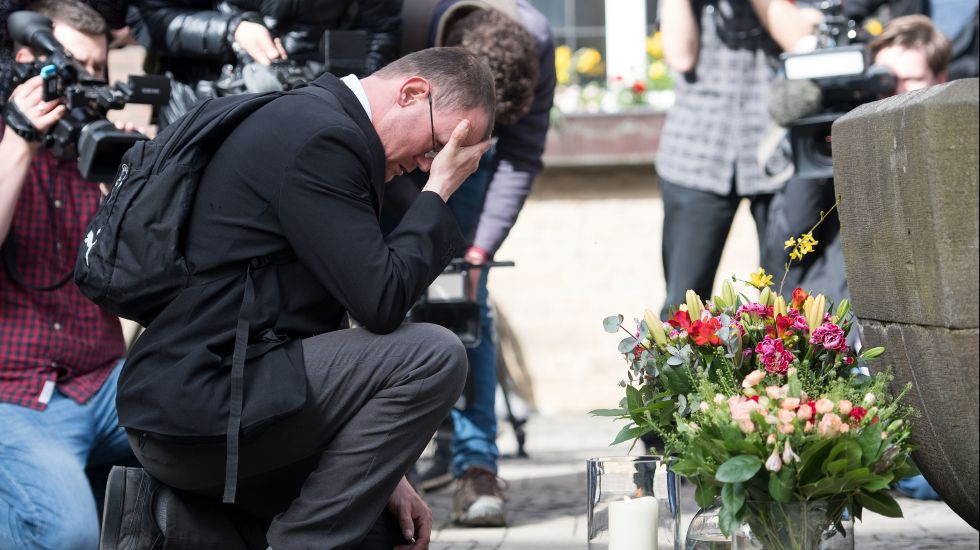 Ein Mann trauert am Ort des Anschlags in Münster