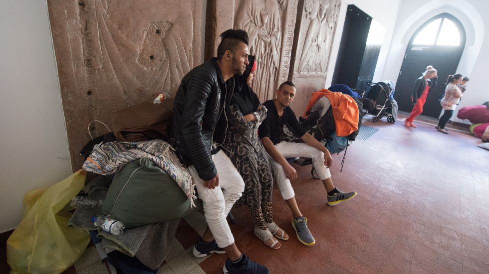Flüchtlinge sind am 06.07.2016 in einem Nebenraum im Dom St. Peter in Regensburg (Bayern) untergebracht.