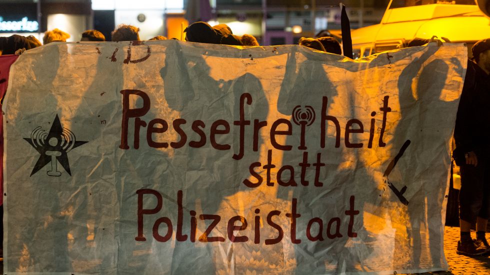 Anhänger der linken Szene halten am 09.09.2017 bei einer Demonstration in Freiburg (Baden-Württemberg) ein Banner mit der Aufschrift «Pressefreiheit statt Polizeistaat»