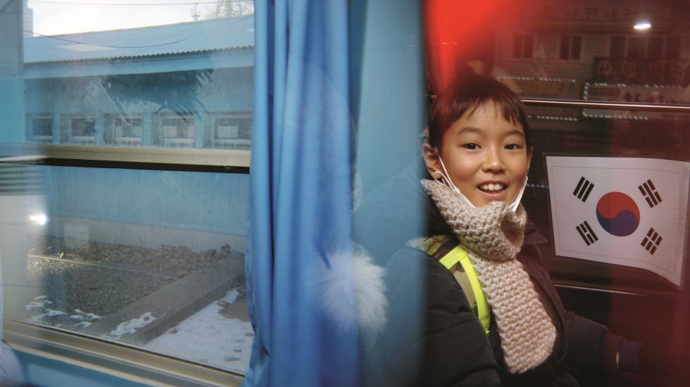 Ein junger Südkoreaner zeigt seine  Landesflagge während einer Busfahrt nahe der Demarkationslinie