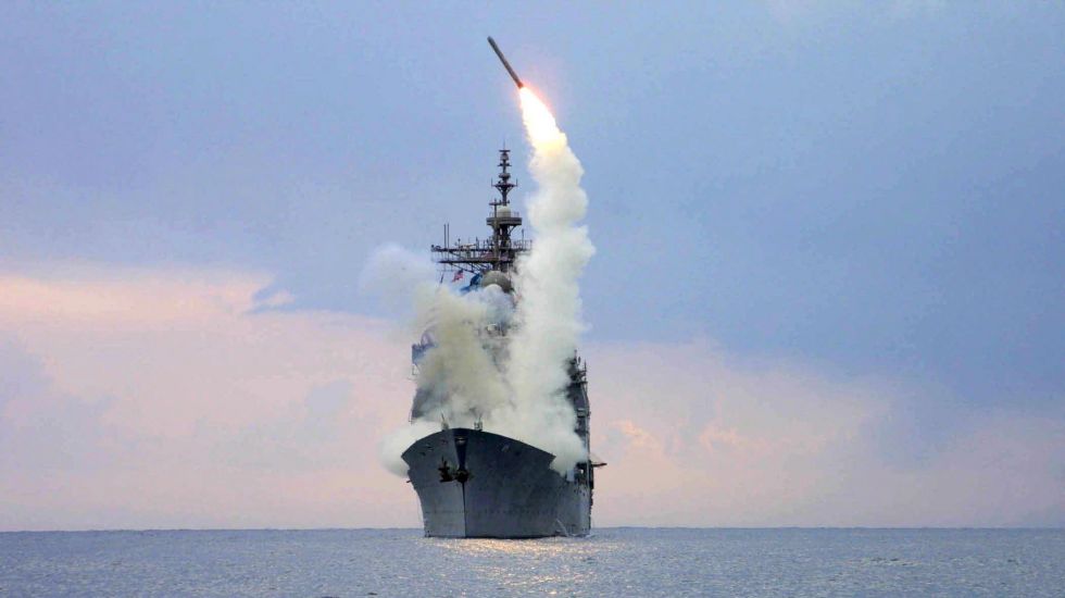 Eine Tomahawk-Rakete wird von einem Schiff aus abgeschossen
