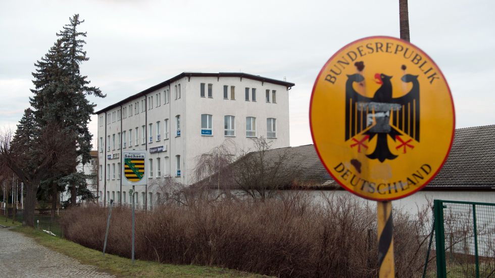 Sachsen, Ostritz: Blick über die polnisch-deutsche Grenze auf das Hotel "Neißeblick"