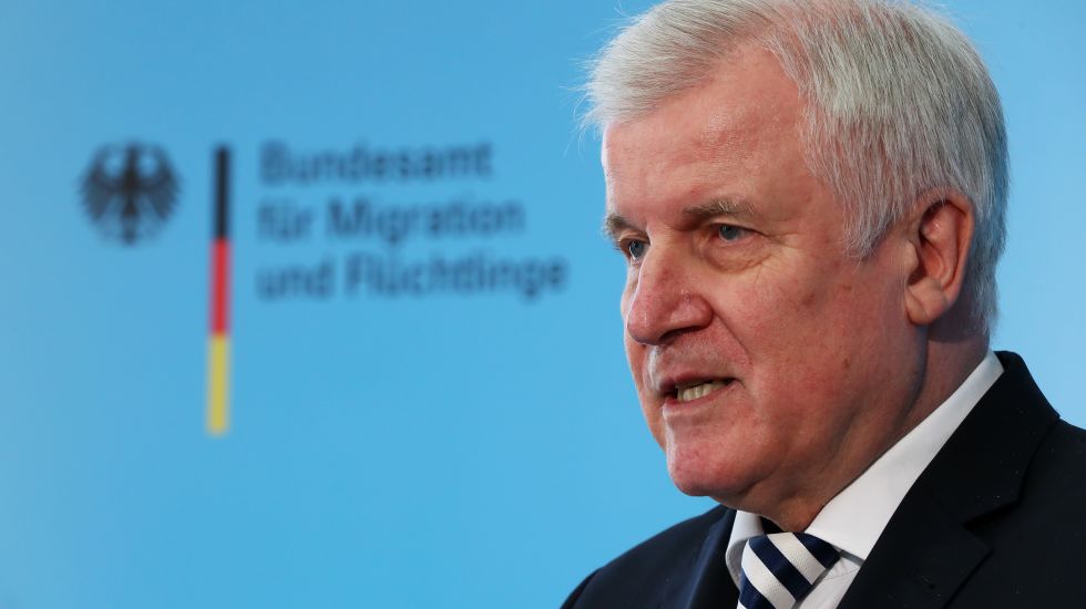 Horst Seehofer bei einer Pressekonferenz des Bundesamtes für Migration und Flüchtlinge