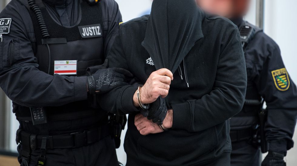 Ein mutmaßliches ISIS-Mitglied bei einem Prozess in Dresden