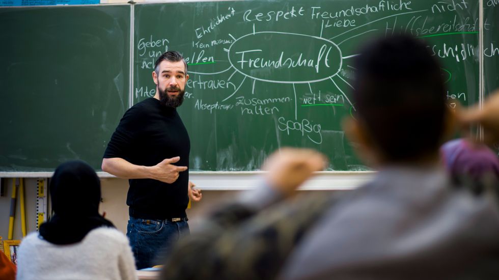 Henning Geisel steht vor der Tafel und unterrichtet seine Schüler an der Wuppertaler Realschule Neue Friedrichstraße