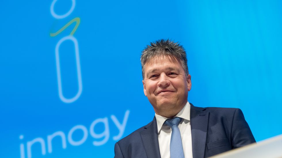 Uwe Tigges, Vorstandsvorsitzender von Innogy, steht vor Beginn der Hauptversammlung vor dem Logo. 