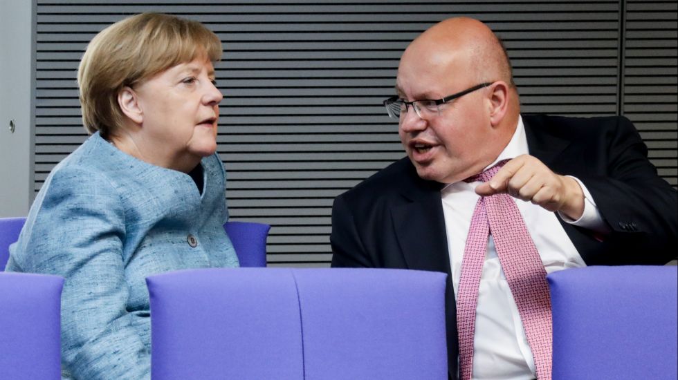 Bundeskanzlerin Angela Merkel unterhält sich bei der Plenarsitzung des Deutschen Bundestages im Reichstagsgebäude mit Peter Altmaier (beide CDU), Bundesminister für Wirtschaft und Energie.