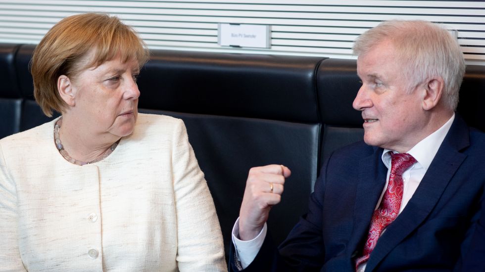 13.06.2018, Berlin: Bundeskanzlerin Angela Merkel (CDU) spricht mit Horst Seehofer (CSU), Bundesminister für Inneres, Heimat und Bau, vor Beginn der Sitzung des Bundeskabinetts im Kanzleramt.