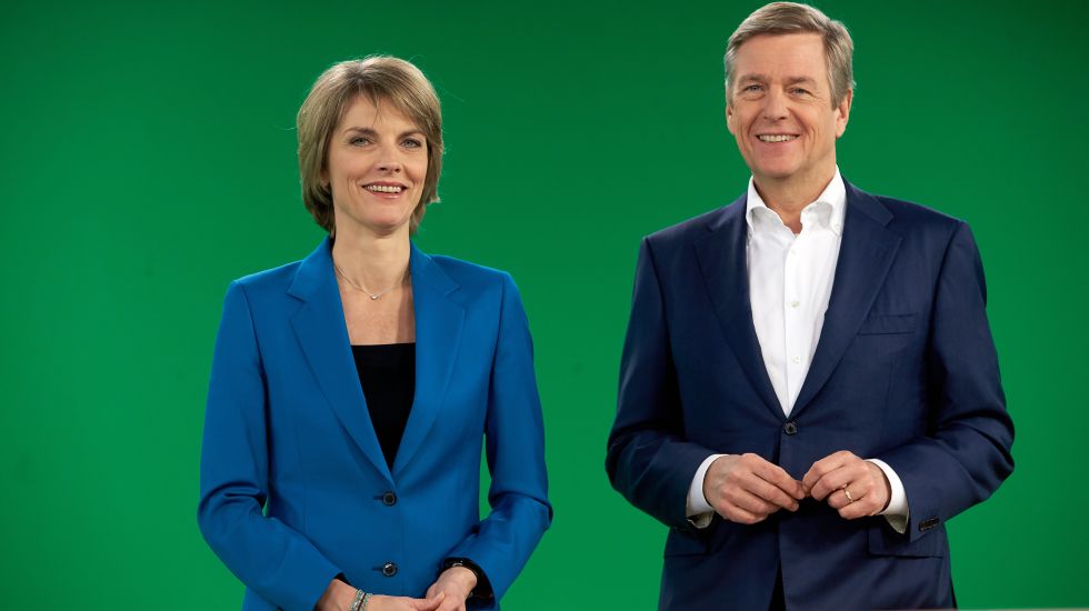 Die "heute-journal"-Moderatoren Marietta Slomka und Claus Kleber stehen am 20.12.2017 im ZDF-"heute"-Studio in Mainz 