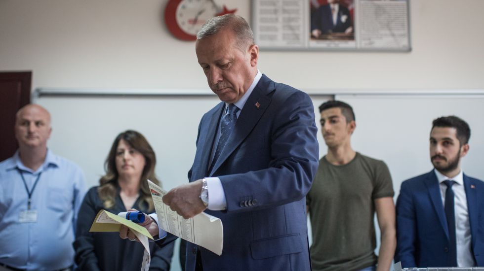 Erdogan gibt bei der Wahl seinen Wahlzettel ab.