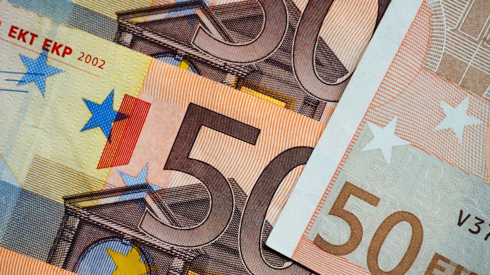 Mehrere 50-Euro-Geldscheine sind am 20.02.2017 in Bamberg (Bayern) zu sehen