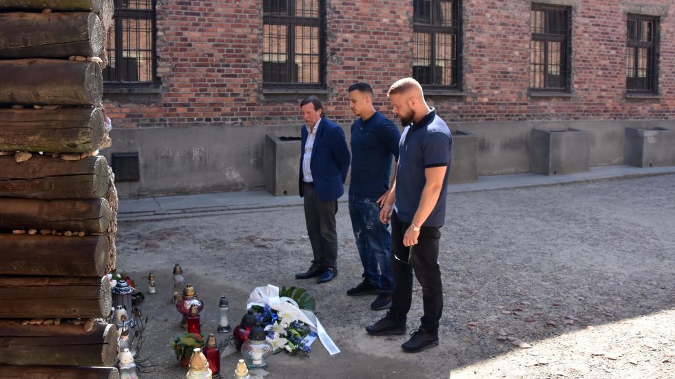 Die Rapper Kollegah und Farid Bang besuchen das Konzentrationslager Auschwitz