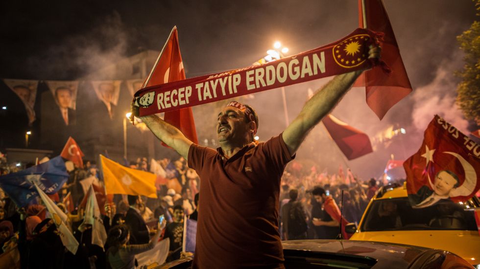 Anhänger des türkischen Präsidenten Erdogan jubeln nach der Verkündung der vorläufigen Wahlergebnisse vor dem Parteihauptquartier der regierenden AKP-Partei