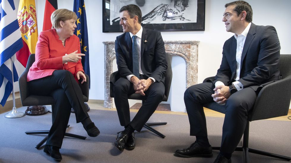 Bundeskanzlerin Angela Merkel (CDU) im Gespräch mit dem spanischen Ministerpräsidenten Pedro Sanchez und dem griechischen Ministerpräsidenten Alexis Tsipras zu Beginn des zweiten Tages des Europäischen Rats.