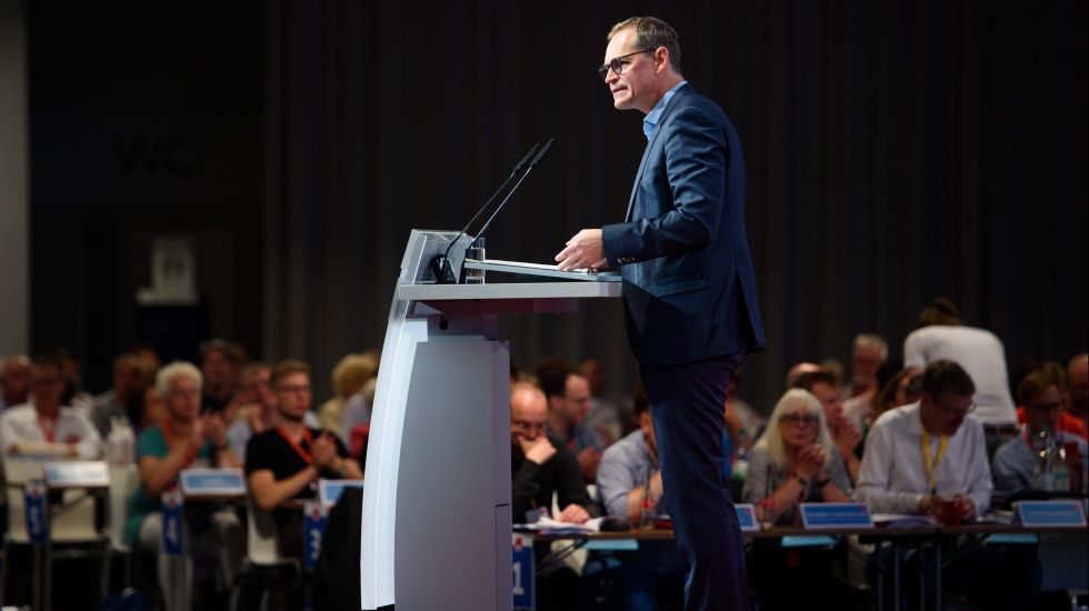 Michael Müller (SPD), Regierender Bürgermeister von Berlin und Landesvorsitzender, spricht während des Landesparteitages der Berliner SPD von der Bühne zu den Mitgliedern.