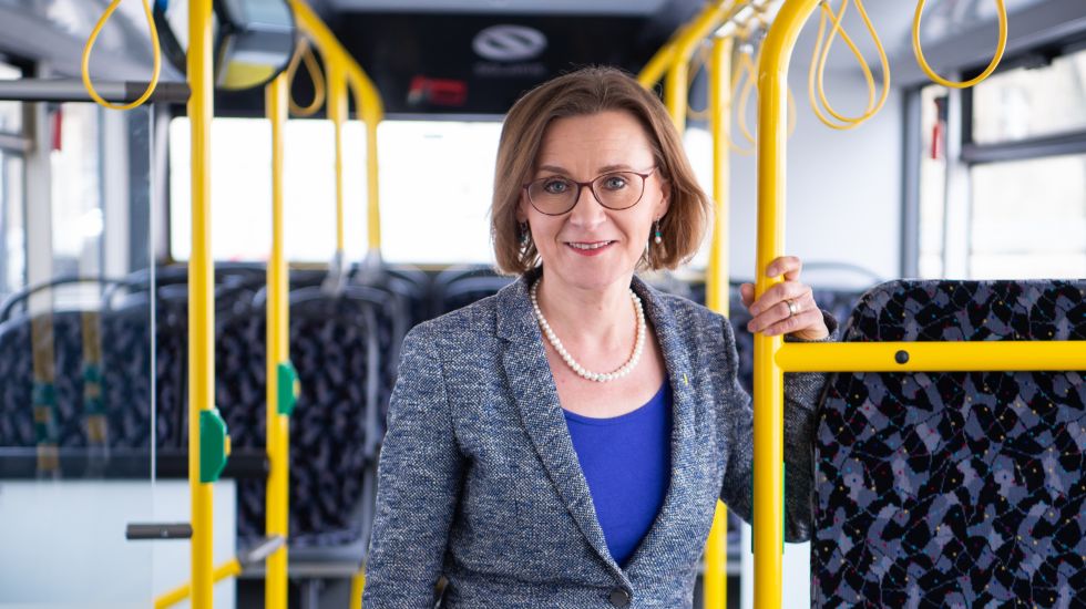Sigrid Evelyn Nikutta, Vorstandsvorsitzende der Berliner Verkehrsbetriebe (BVG), steht bei der Eröffnung einer innovativen Ladestation für Elektro-Busse, in einem E-Bus der BVG.