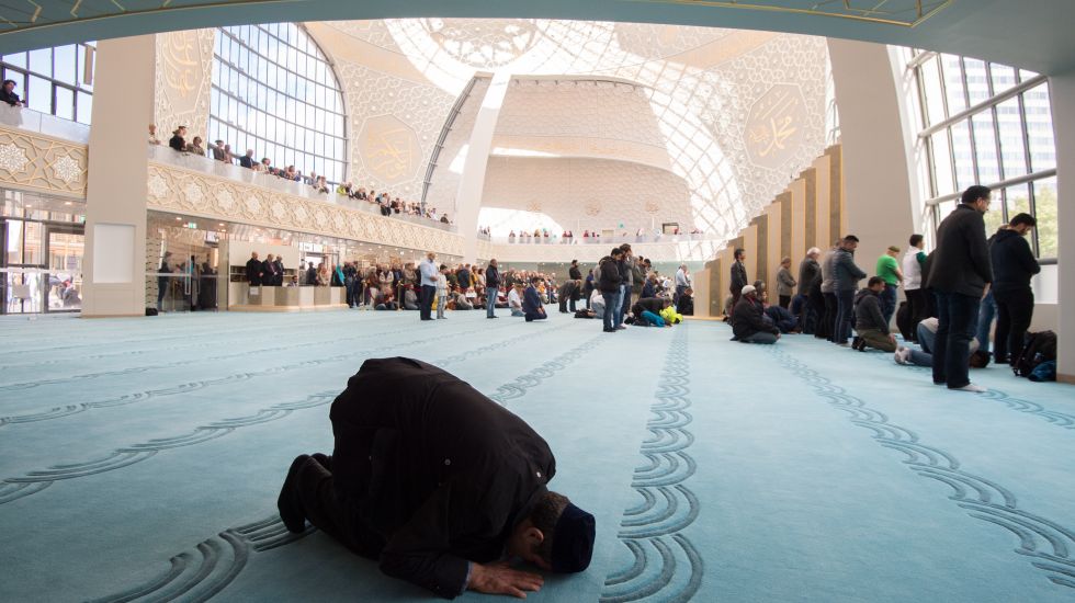 Männer beten am 03.10.2017 beim Mittagsgebet am Tag der offenen Moschee in der der Zentralmoschee in Köln-Ehrenfeld (Nordrhein-Westfalen).