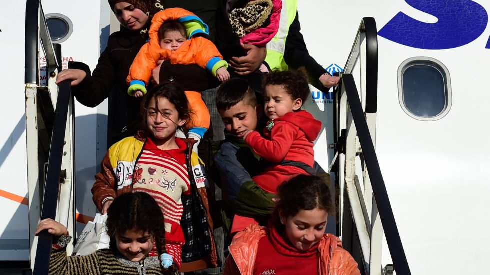 Eine syrische Flüchtlingsfamilie verlässt am 11.03.2015 in Langenhagen (Niedersachsen) auf dem Flughafen Hannover-Langenhagen ein Flugzeug