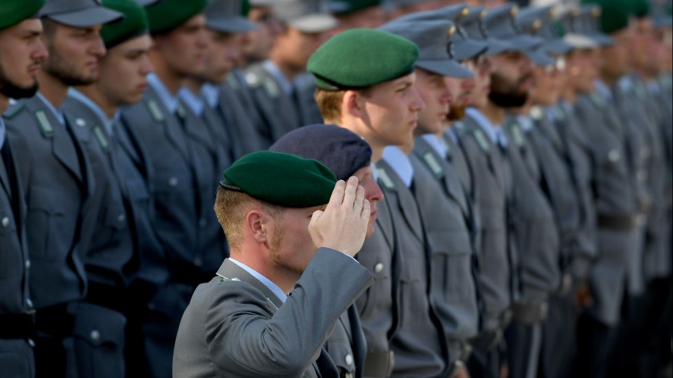 Rekruten beim feierlichen Gelöbnis von Soldaten und Soldatinnen der Bundeswehr auf dem Paradeplatz des Bundesministerium der Verteidigung.