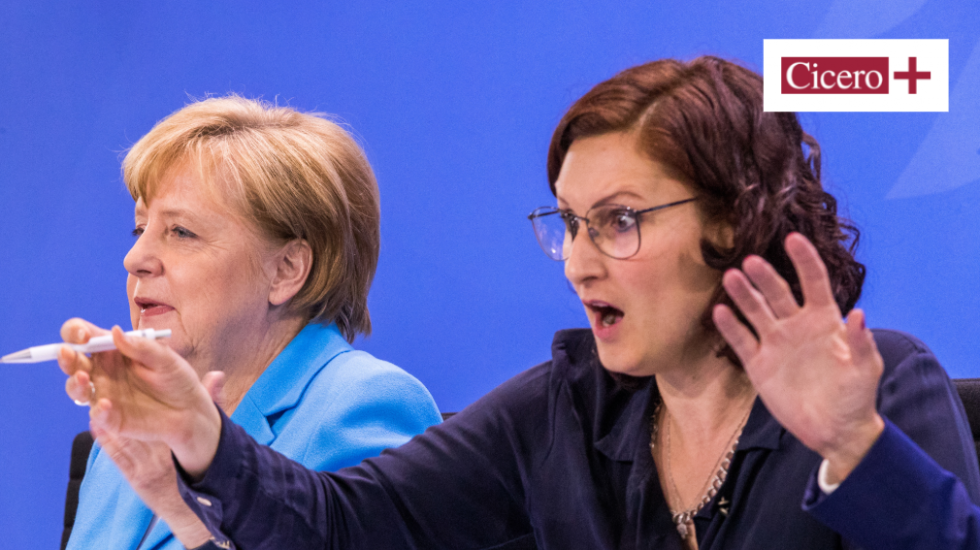 Ferda Ataman (r), Vorsitzende der Neuen Deutschen Organisation, erschrickt sich neben Bundeskanzlerin Angela Merkel (CDU).