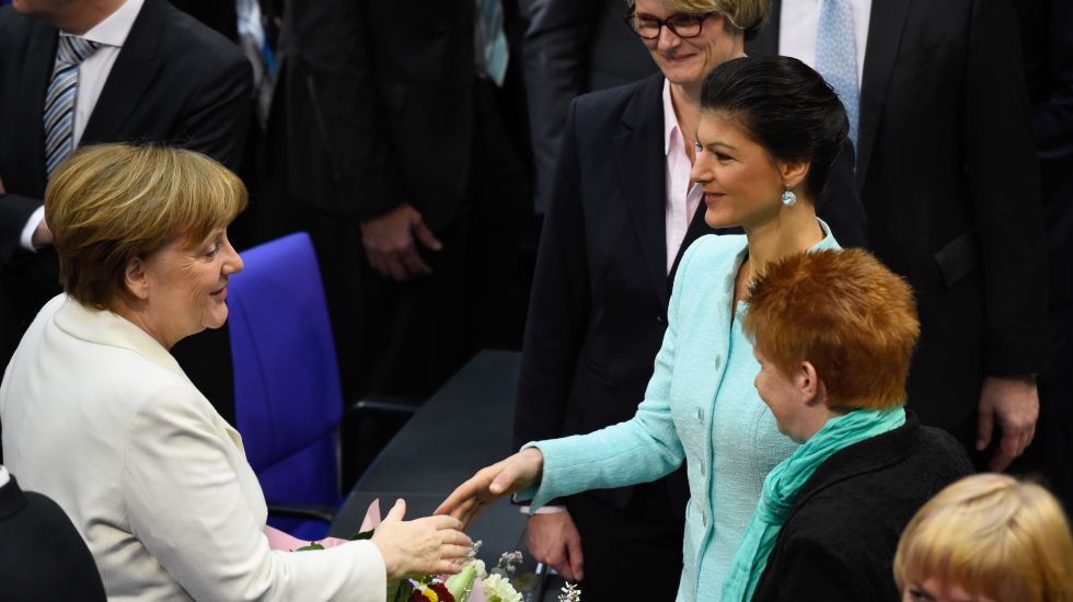 Sahra Wagenknecht, die Fraktionschefin der Linkspartei, gratuliert Angela Merkel im März 2018 zu ihrer Wiederwahl als Bundeskanzlerin 