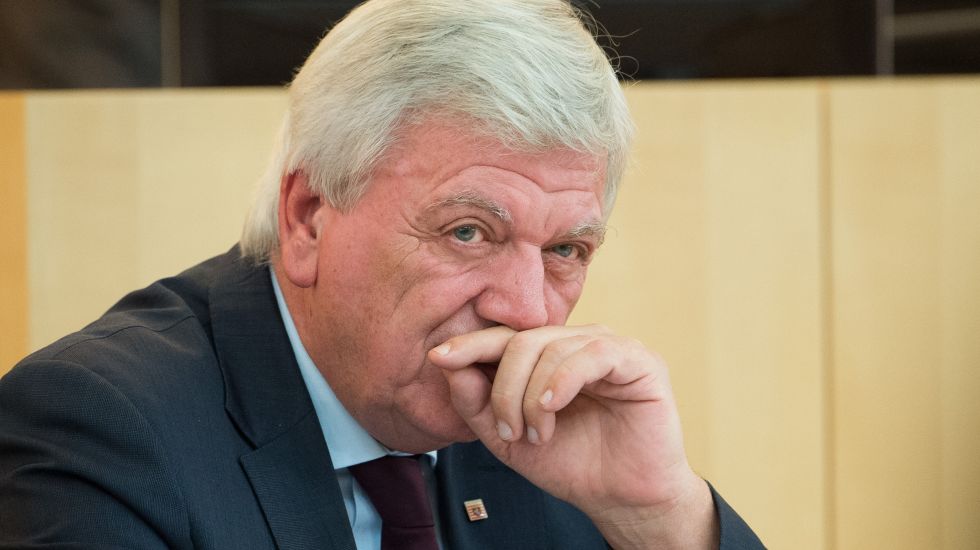 Volker Bouffier (CDU), Ministerpräsident von Hessen, sitzt während einer Plenarsitzung im hessischen Landtag. 