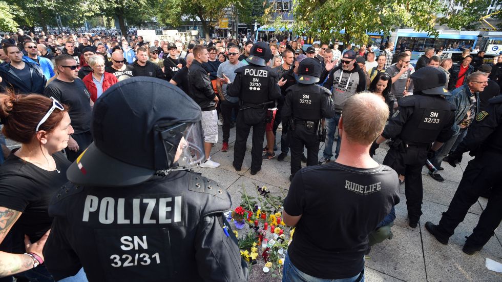  Polizisten und Bürger stehen nach dem Abbruch des Stadtfestes Chemnitz an der Stelle, wo es in der Nacht zum Sonntag zu einem öflichen Streit kam.