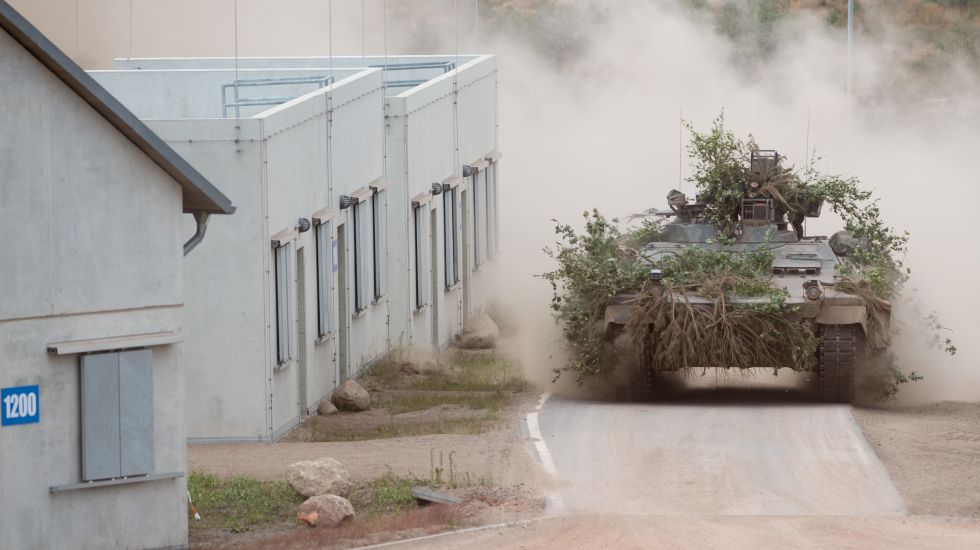  Ein Leopard 2 Kampfpanzer der Bundeswehr fährt in die Militär-Übungsstadt Schnöggersburg ein