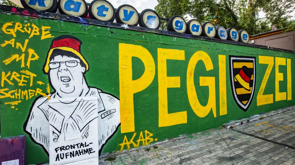 Ein Graffiti mit der Aufschrift "Pegizei" ist an einer Hauswand in der Dresdner Neustadt zu sehen.