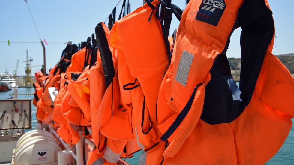 Frisch gereinigt - diese Rettungswesten erinnern an die vorerst letzte Mission des Seenotrettungsschiffes "Lifeline"