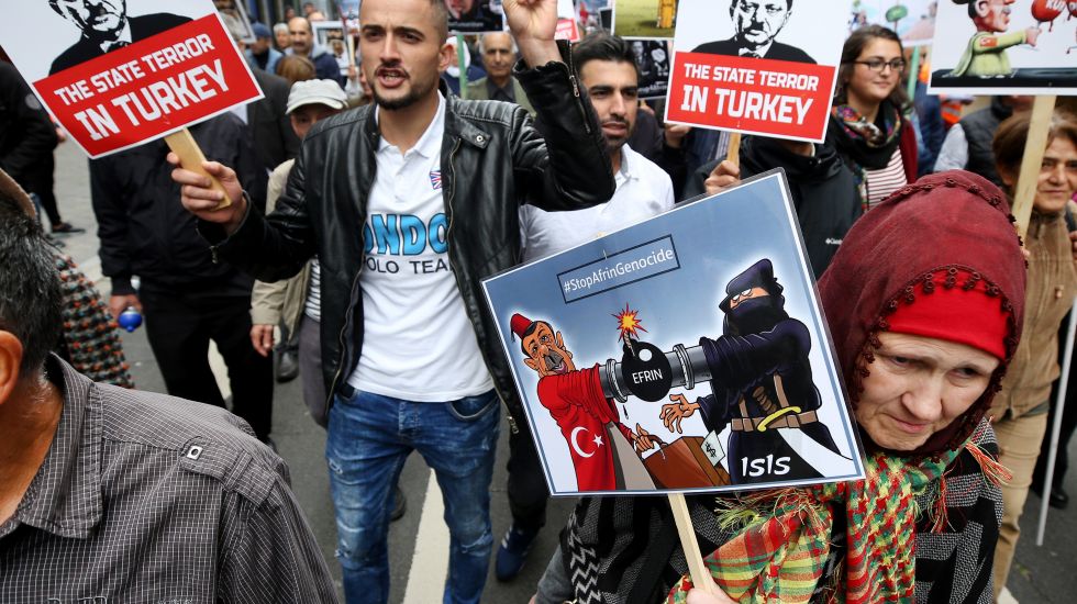 Kurden demonstrieren in Düsseldorf gegen den geplanten Staatsbesuch des türkischen Präsidenten Erdogan 