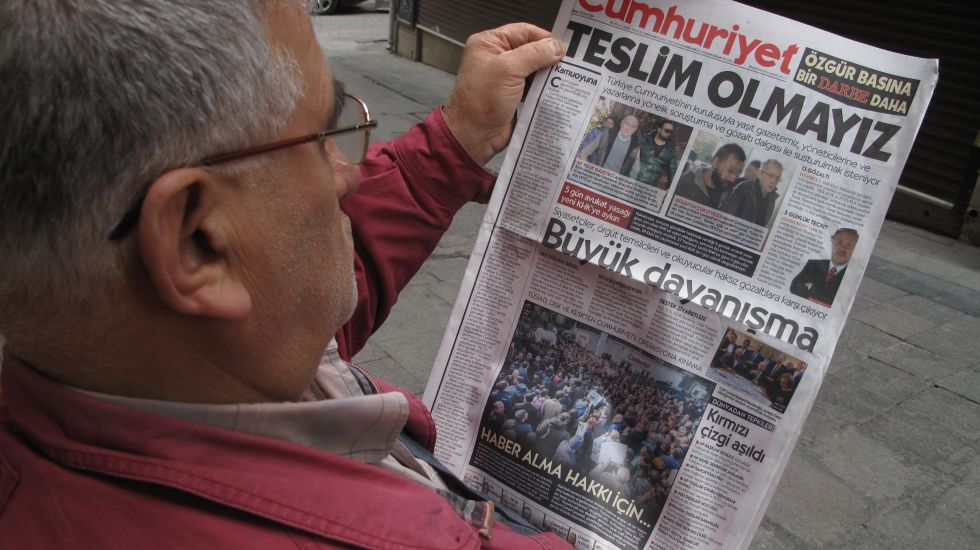 Ein älterer Mann liest die türkische Zeitung Cumhuriyet