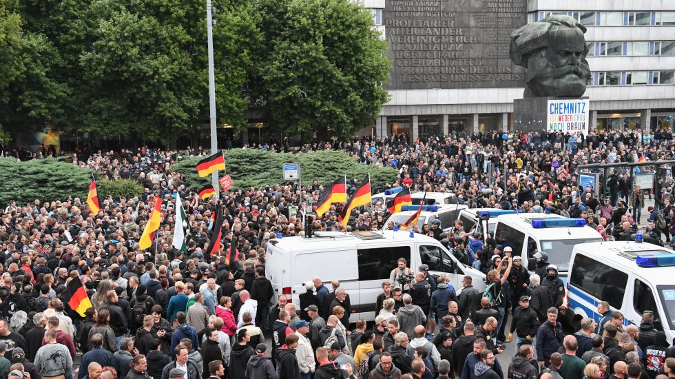Teilnehmer der Demonstration von AfD und dem ausländerfeindlichen Bündnis Pegida, der sich auch die Teilnehmer der Kundgebung der rechtspopulistischen Bürgerbewegung Pro Chemnitz angeschlossen haben, ziehen zum Karl-Marx-Denkmal. 