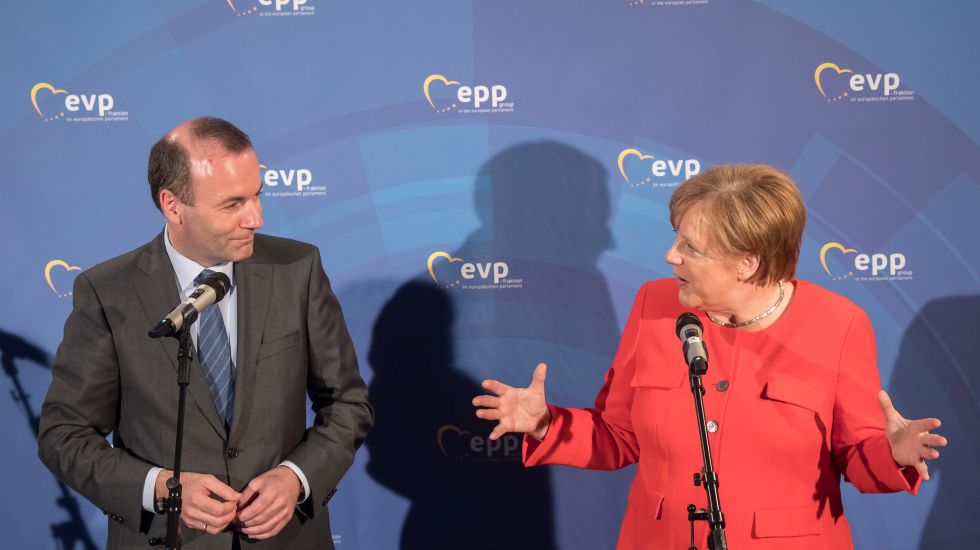 Manfred Weber, EVP-Fraktionschef, und Angela Merkel, deutsche Bundeskanzlerin, geben nach der Ankunft Merkels ein Statement vor den Pressevertretern.