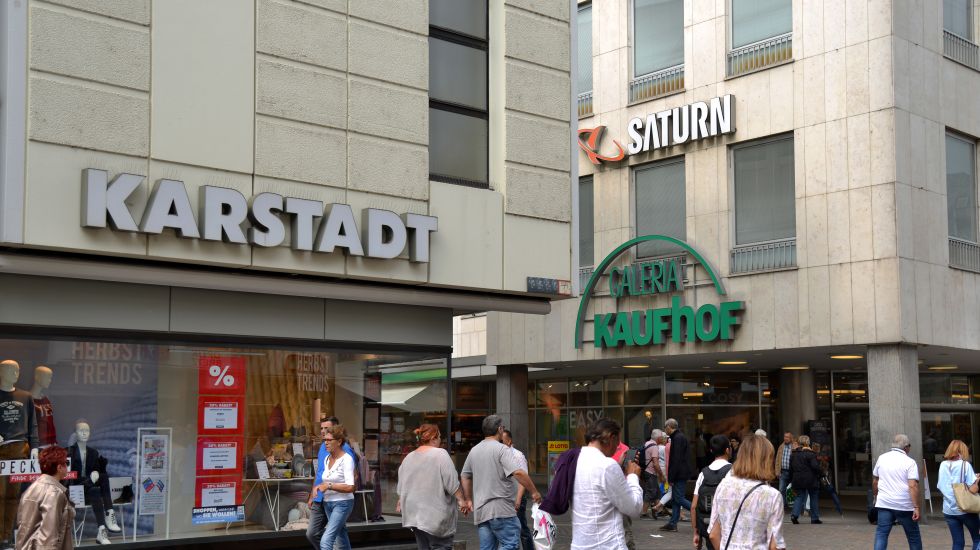 Die beiden Kaufhäuser Karstadt und Kaufhof nebeneinander