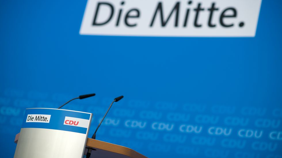 as Rednerpult der Bundeskanzlerin und Vorsitzenden der CDU, Merkel, steht vor der Pressekonferenz nach den Gremiensitzungen der Partei im Konrad-Adenauer-Haus