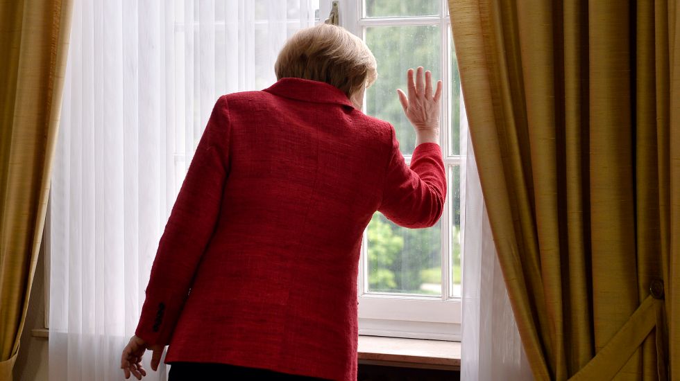Angela Merkel steht an einem Fenster