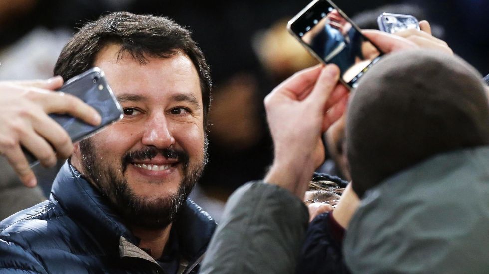 Matteo Salvini wird von Fans mit ihren Smartphones fotografiert