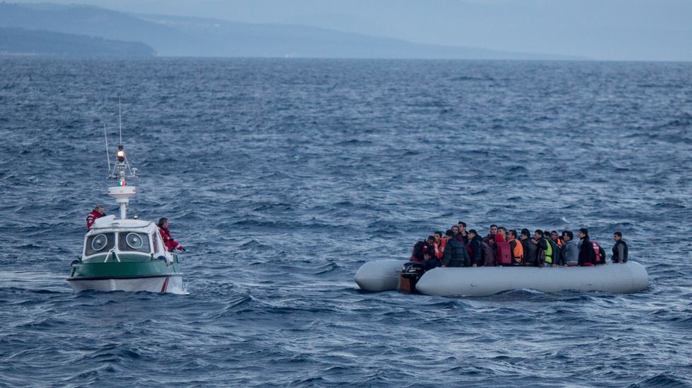 Flüchtlingsboot und Schiff von der Seenotrettung