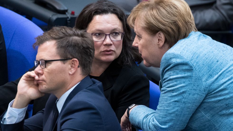 Carsten Schneider, Andrea Nahles und Angela Merkel im Bundestag