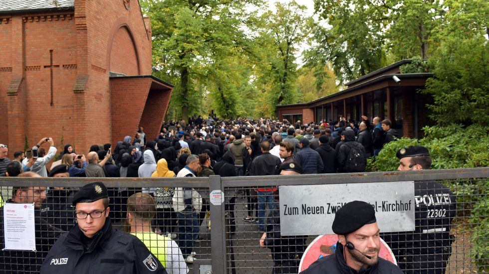 Polizei sichert das Areal bei der Beerdigung von Nidal R. auf dem Neuen Zwölf-Apostel-Kirchhof in Schöneberg. Nidal R. wurde auf offener Straße erschossen. 