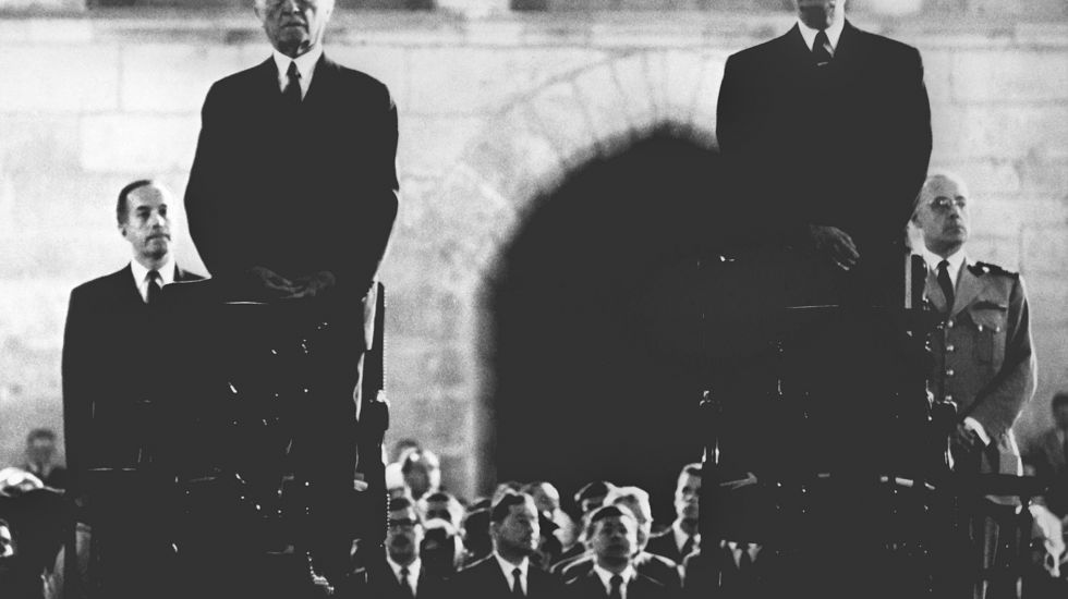 In einem Akt von historischer Bedeutung nehmen Frankreichs Staatspräsident Charles de Gaulle (r) und sein Gast, Bundeskanzler Konrad Adenauer, im Juli 1962 an einem Hochamt in der gotischen Kathedrale von Reims teil.
