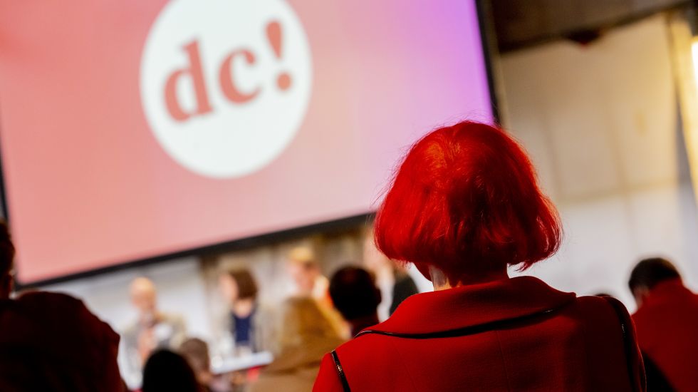11.11.2018, Berlin: Eine Teilnehmerin mit roten Haaren und einem roten Mantel nimmt am SPD-Debattencamp teil. Die zweitägige Veranstaltung für die Basis und andere Interessierte mit 60 Veranstaltungen und zahlreichen Infoständen ist Teil des Versuchs, das bröckelnde Image der Partei nach schlechten Wahlergebnissen und Umfragetiefs zu retten