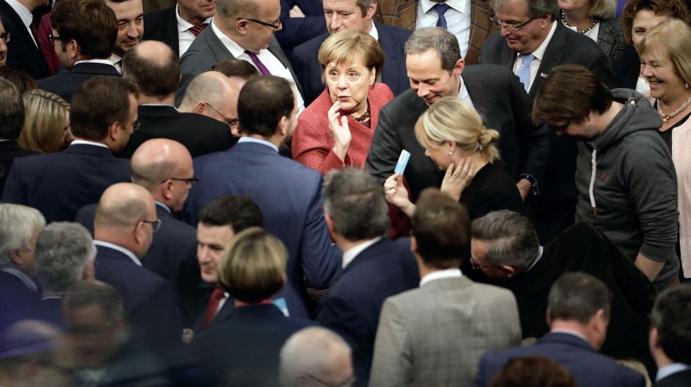 29.11.2018, Berlin: Bundeskanzlerin Angela Merkel (CDU) steht bei der namentlichen Abstimmung über den UN-Migrationspakt