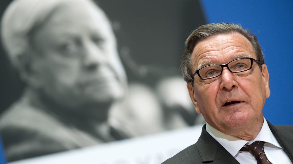 Der frühere Bundeskanzler Gerhard Schröder (SPD) stellt am 29.09.2016 im Willy-Brandt-Haus in Berlin die Biographie "Helmut Schmidt. Die späten Jahre" von Thomas Karlauf vor.