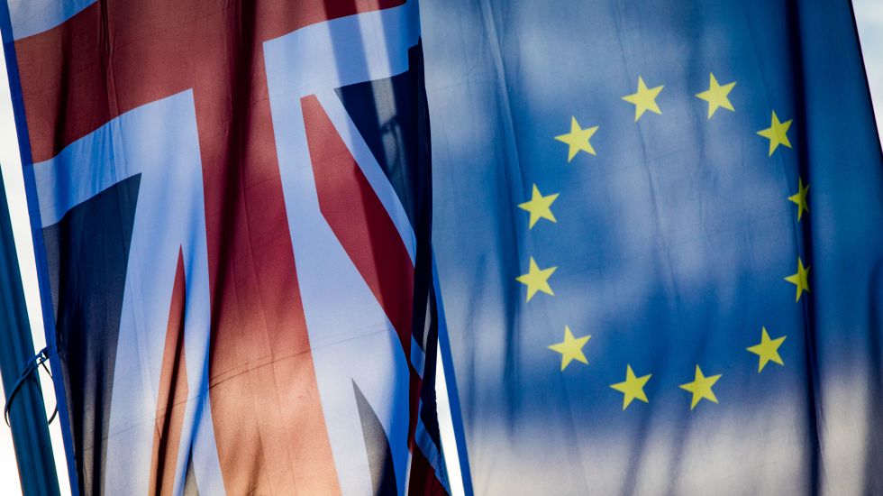Eine britische und eine EU-Fahne 