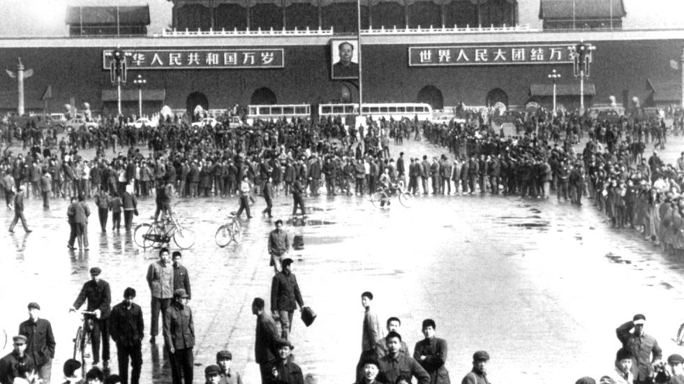 Schätzungsweise 100.000 Menschen fanden sich am 4. April 1976, dem Tag des Tsching Ming-Festes (Totenverehrung), auf dem Platz des Himmlischen Friedens (Tien An Men) in Peking ein, um gegen die geplante Absetzung des stellvertretenden chinesischen Ministerpräsidenten Deng Xiaoping zu demonstrieren